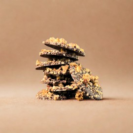 Zartbitter Dinkel Knusperwaffel mit Haselnusskrokant bestreut
